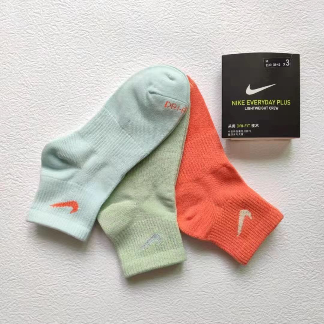 Colored cross-border socks, women's cotton socks, four seasons Internet celebrities, solid color, American retro outerwear, sports socks