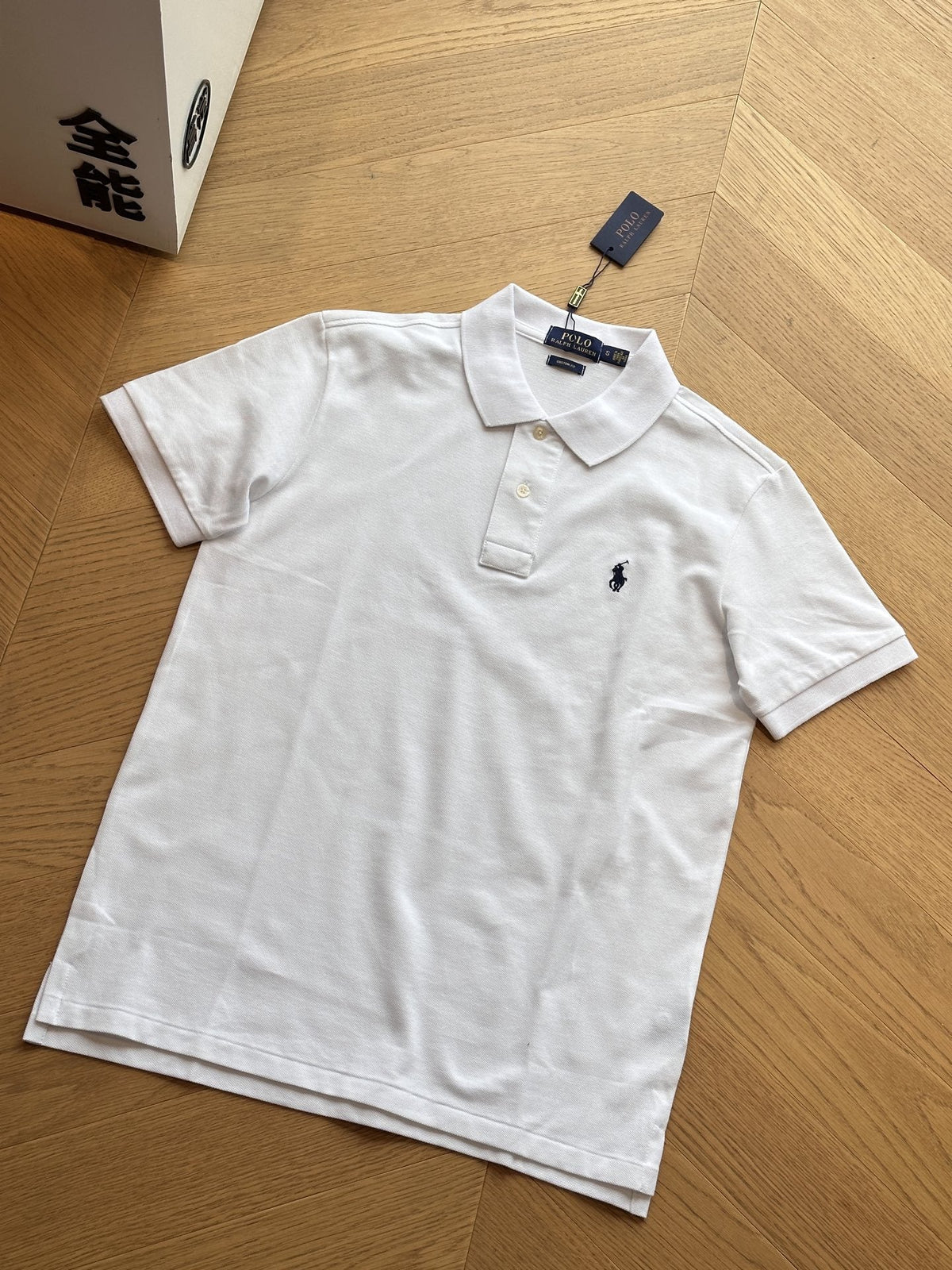 Men's Short Sleeve Polo Shirt with Ribbed Collar and Three-Button Placket