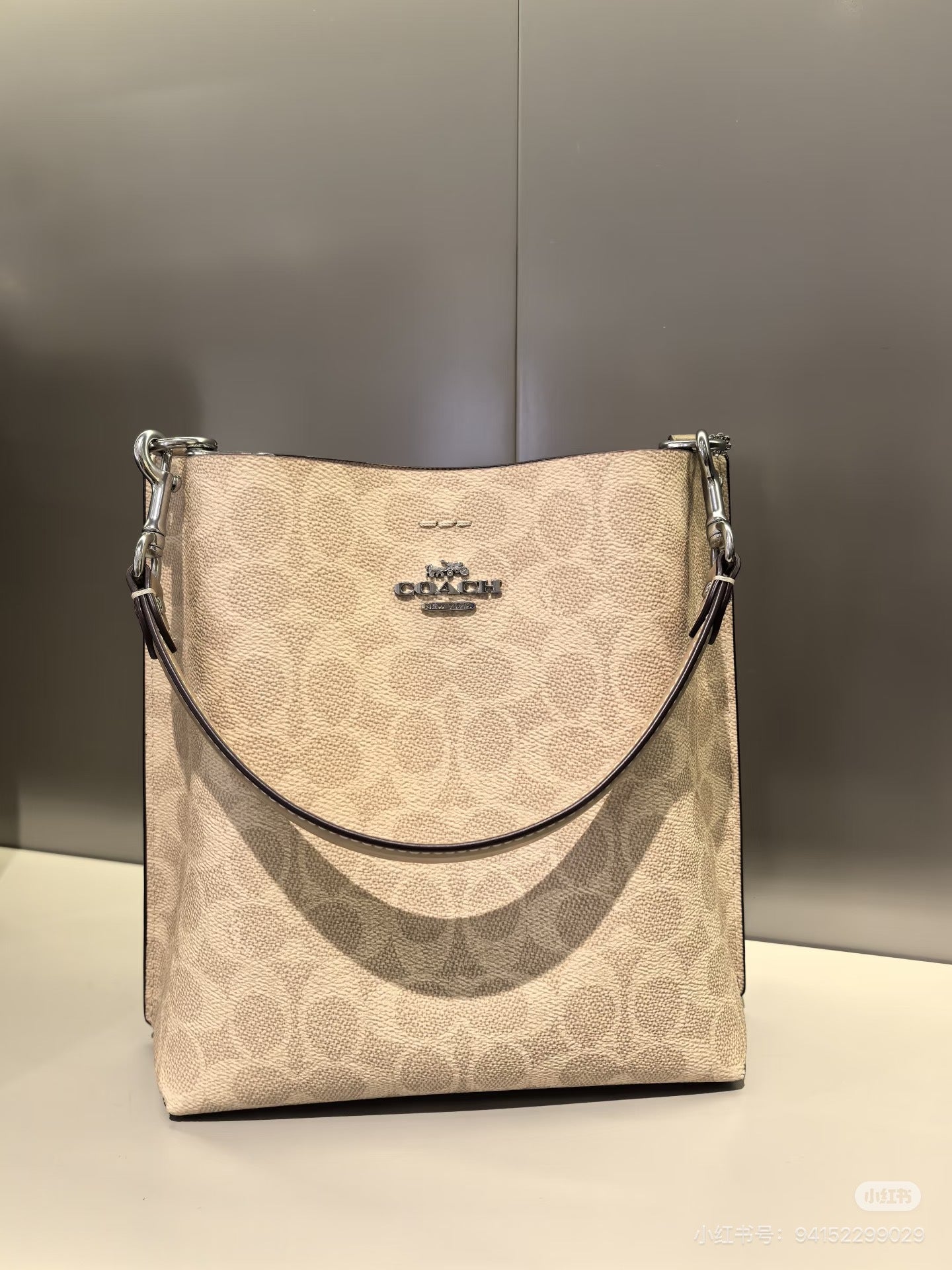 Avant Garde Bucket Shoulder Bag For Everyday Luxury And Effortless City Style That Elevates Every Look