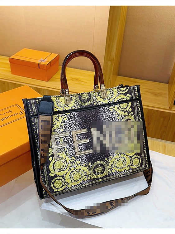 Premium Handheld Tote Bag With Bold Fashion Print For Women And Light Luxury Crossbody Strap