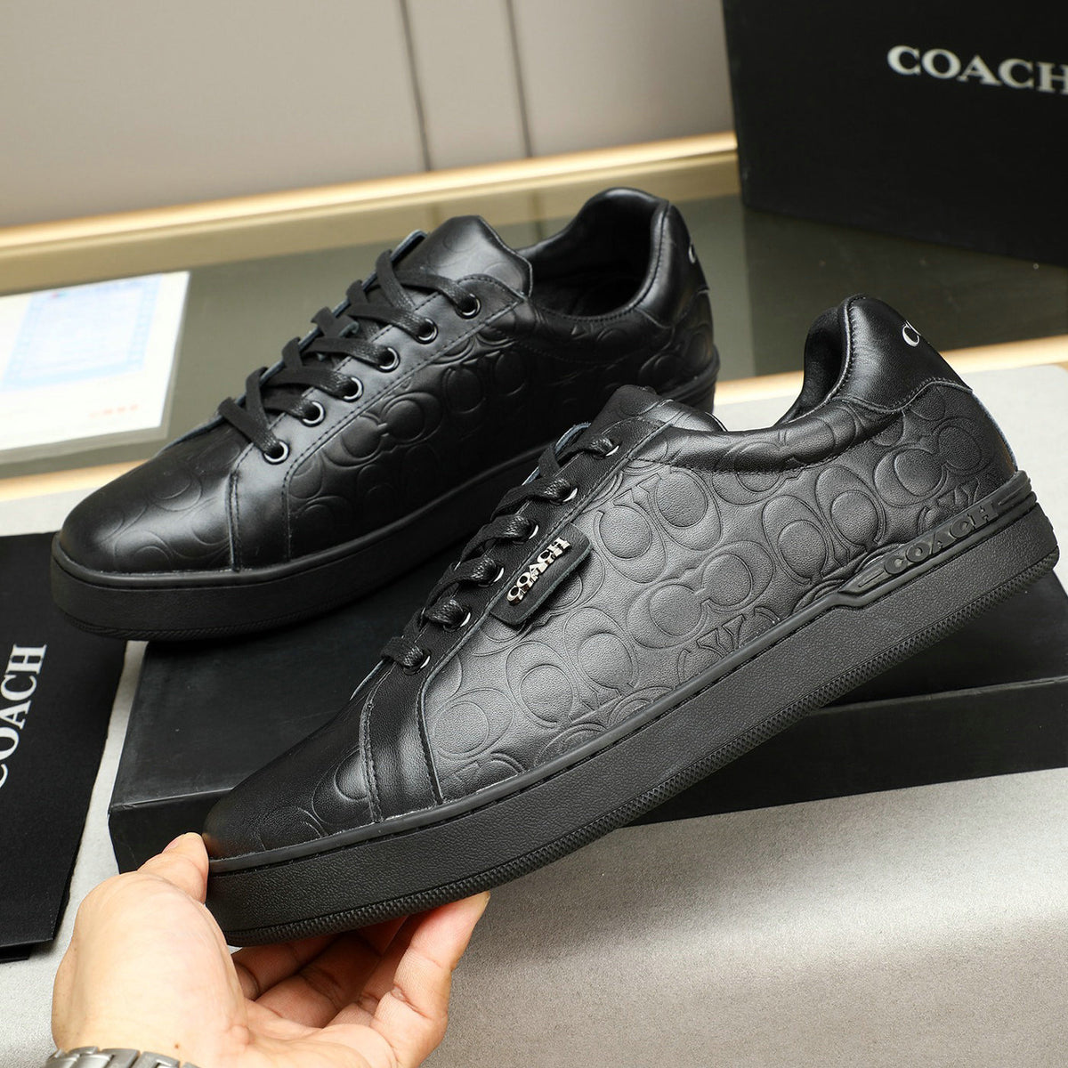 Men's Embossed Pattern Low Top Lace-Up Sneakers
