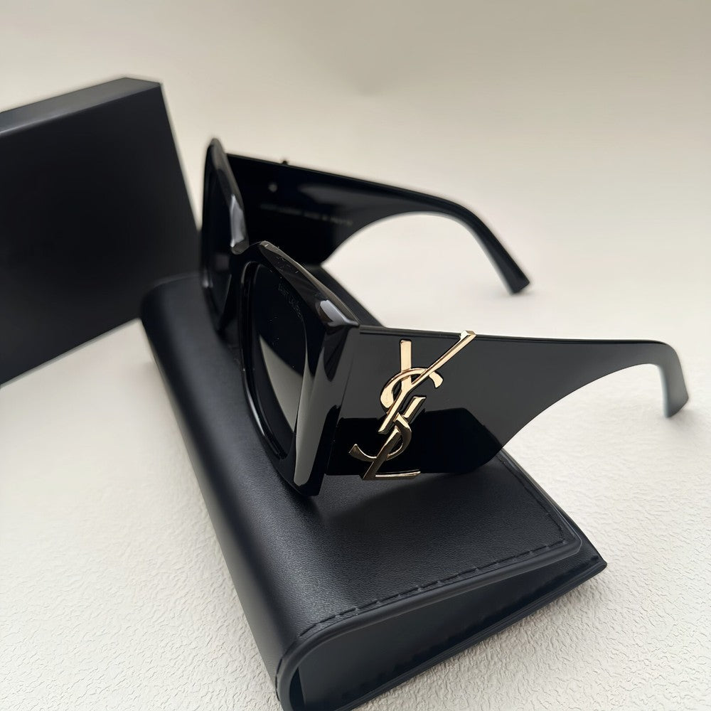 Oversized Cat Eye Sunglasses with Thick Frames and Tinted Lenses