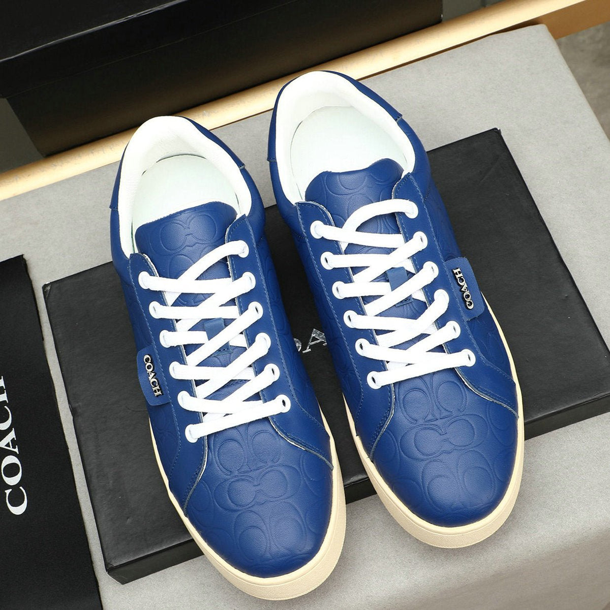 Men's Embossed Pattern Low Top Lace-Up Sneakers