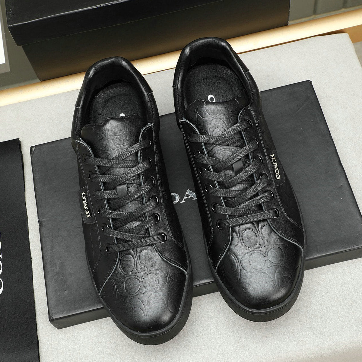 Men's Embossed Pattern Low Top Lace-Up Sneakers