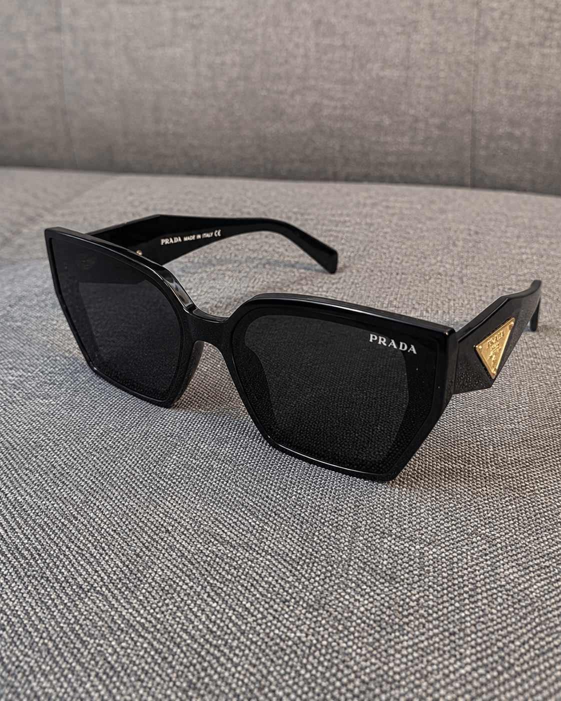 Square Sunglasses with Gradient Lenses and Geometric Temple Accents