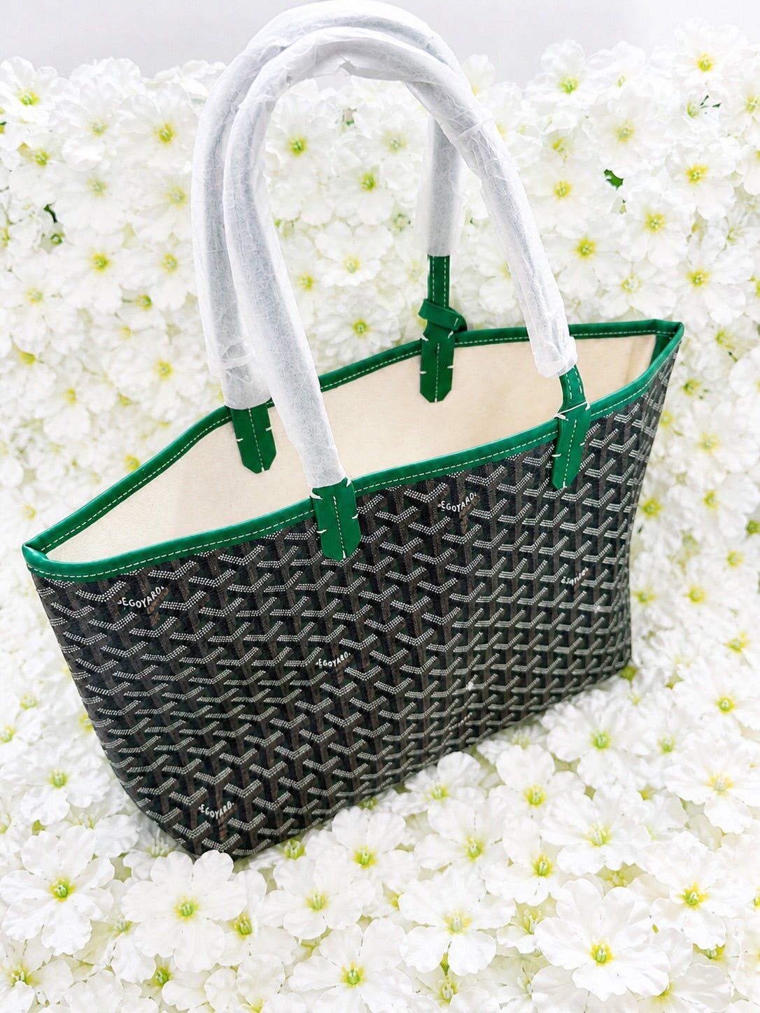 Open Tote Bag with Geometric Pattern, Shoulder Handles, and Detachable Pouch